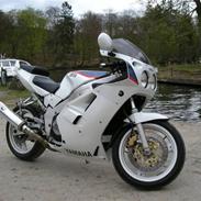 Yamaha FZR