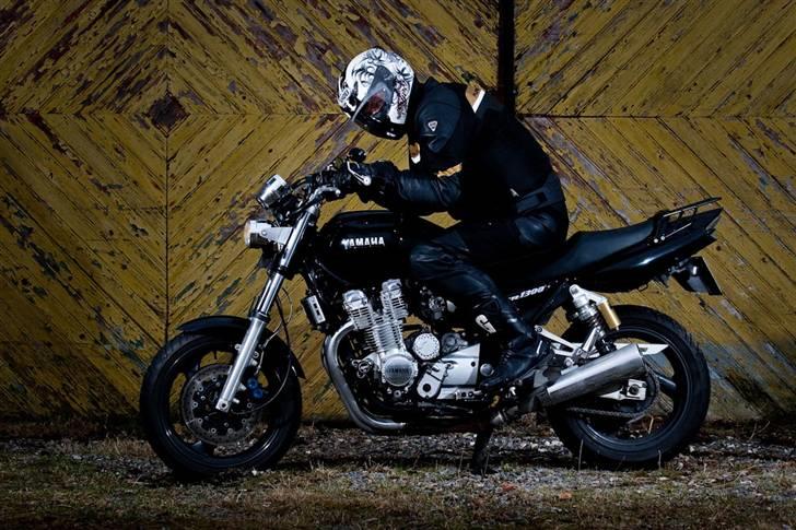 Yamaha XJR 1300 - (tidligere MC) - Man kan få EKSTRA meget fart på, når den står på centralstøttefoden... billede 7