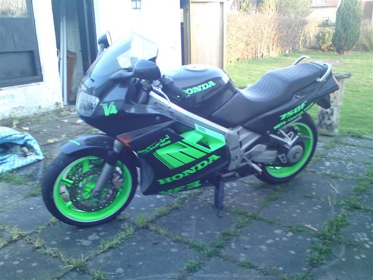 Honda VFR750F billede 2