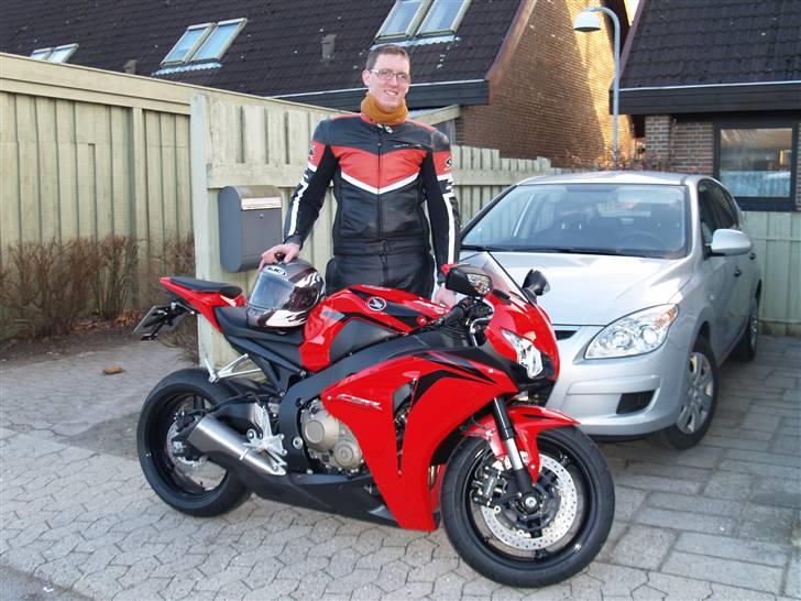 Honda CBR1000RR solgt!!! - lige kommet hjem til forældrene, frisk fremvist fra forhandleren... billede 1