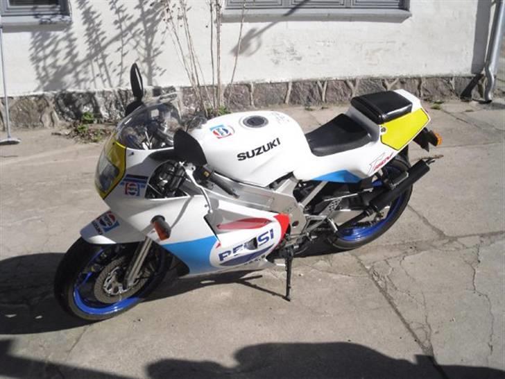 Suzuki RGV 250 billede 1