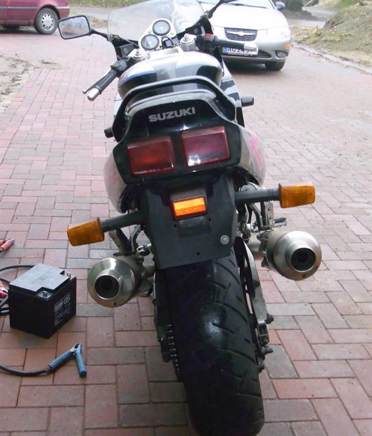 Suzuki GSX-R 1100 *SOLGT"* - Som den stod i Tyskland inden den kom hje´m. (bagdækket skulle lige klare turen hjem i regnvejr, det var en munter oplevelse, det meste af turen var med hjulspin) billede 7