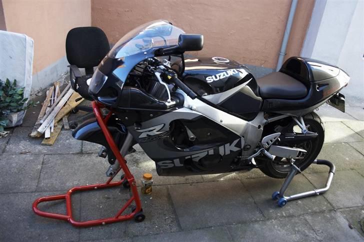 Suzuki GSX-R 600 - Forhjulet pillet af for at få skiftet skiver og klodser billede 12