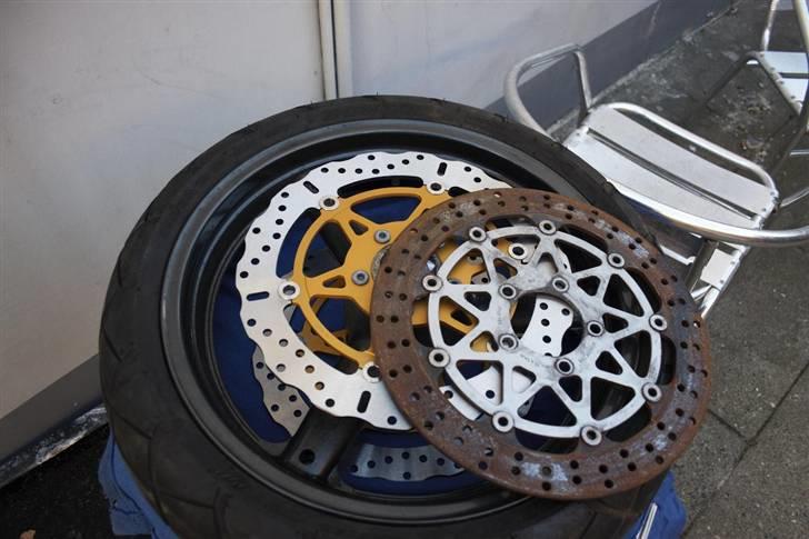 Suzuki GSX-R 600 - De gamle skiver var blevet godt rustne og skæve, så nye EBC Wave kom der på billede 13