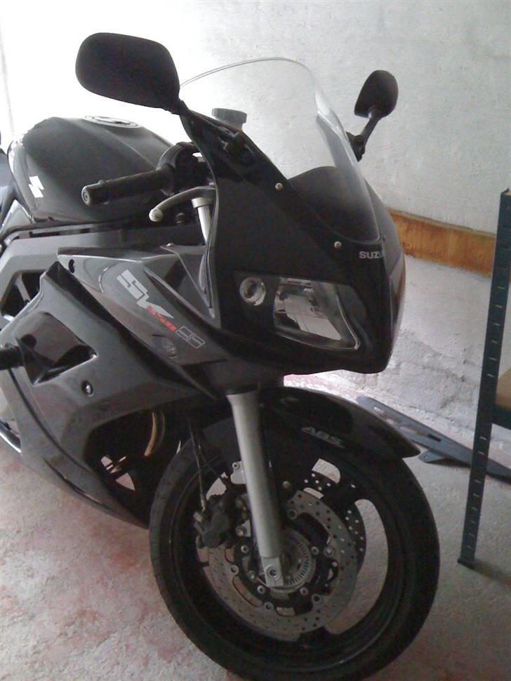 Suzuki SV 650 SA - Solgt - Fronten, med de lækre blinklys, og crashpads. billede 1