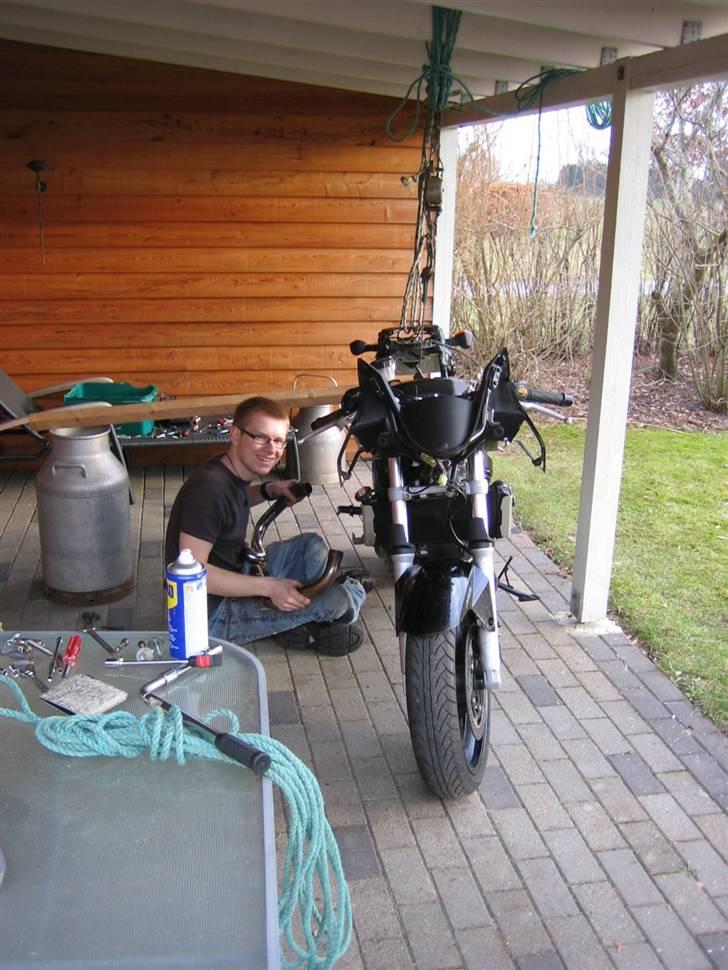 Suzuki SV 650 SA - Solgt - Udstødnings skift! Det er FANDME besværligt - specielt med ABS boksen i vejen hele tiden! billede 8