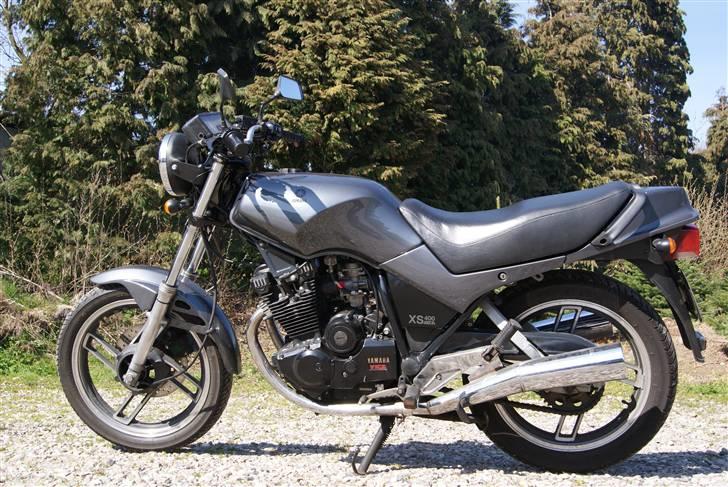 Yamaha XS 400 Dohc Seca - Efter MC´en er blevet malet og har fået sat stafferinger på. billede 11