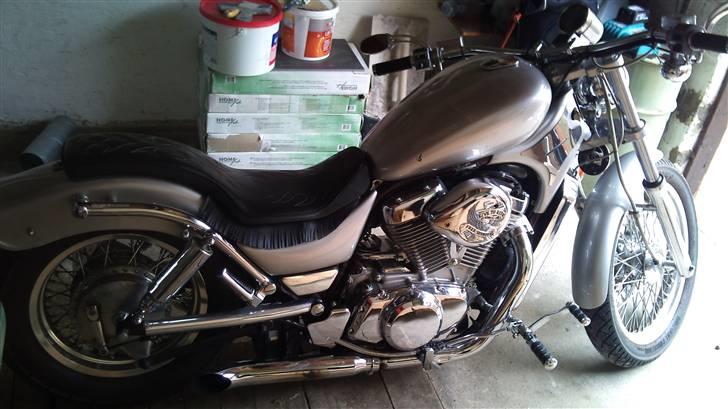 Suzuki INTRUDER - I garagen, der står den også fint! billede 14