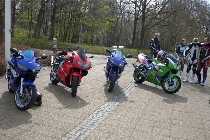 Kawasaki Zxr 750/900 solgt. - Konfirmand kørsel med nogen af drengene.
Taget i 2010 billede 15