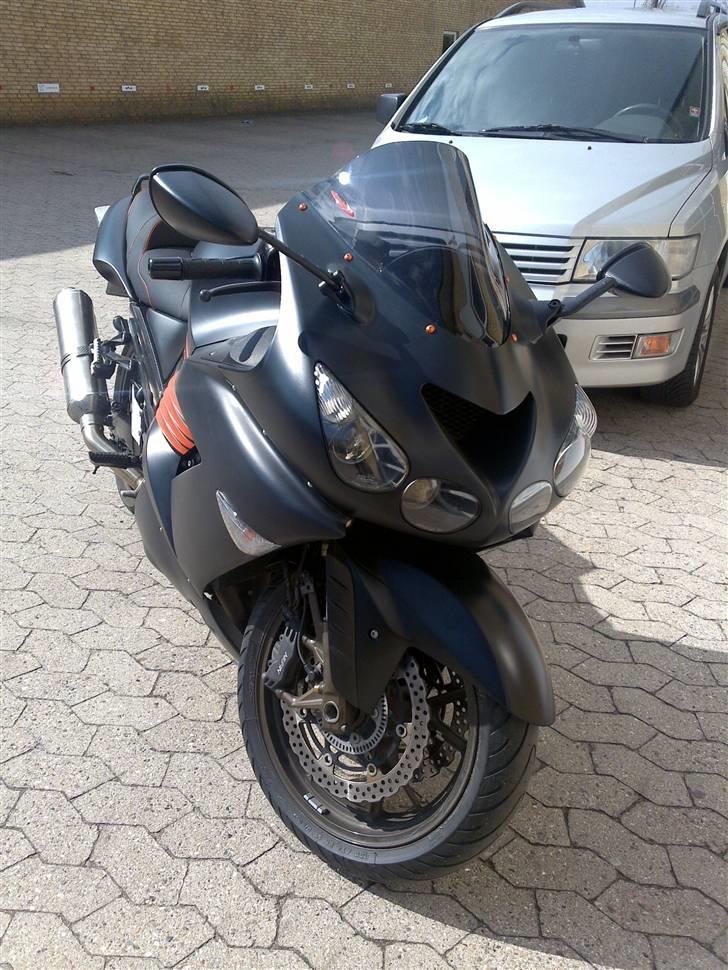 Kawasaki ZZR1400 - Vindskærm er hævet en anelse. Og i mat sort. billede 2