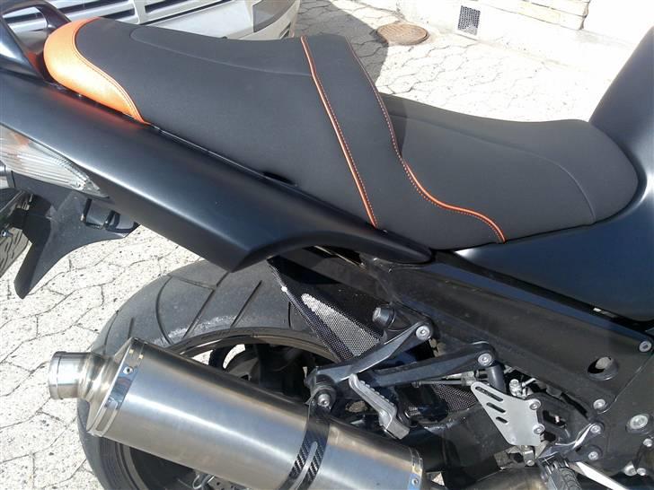 Kawasaki ZZR1400 - Sømmen på sadlen er samme farve som gællerne. det samme er bagerste læder. billede 3