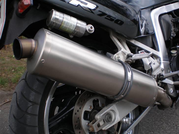 Suzuki GSXR 750 - Klistermærke fjernet og derefter let poleret. billede 9