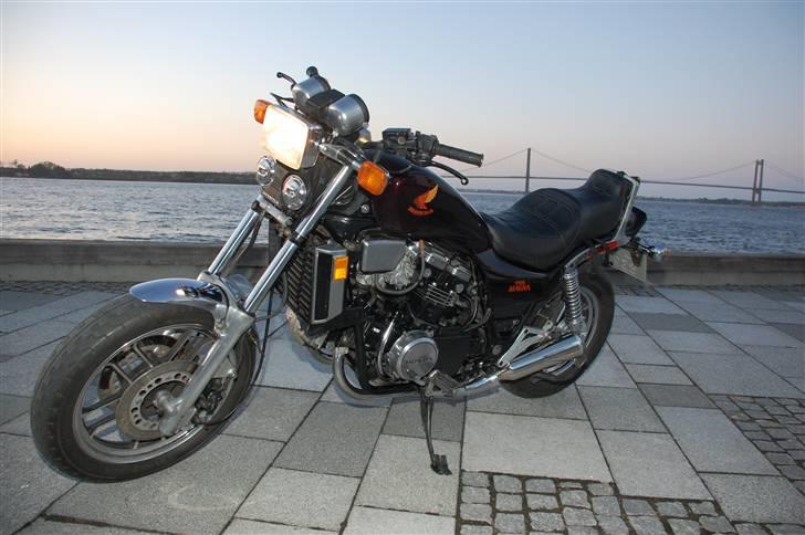 Honda V65 Magna - SOLGT billede 2