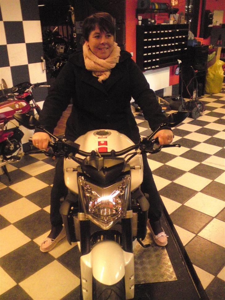 Yamaha FZ1-N Rizoma solgt - Konen som gav mig den :O)) hun vil så ha min FZ 6 s2 ....den fik hun så billede 2