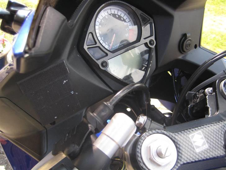 Suzuki SV 650 S "Valentina" Solgt - 12 Volt udtag yderst til højre billede 3