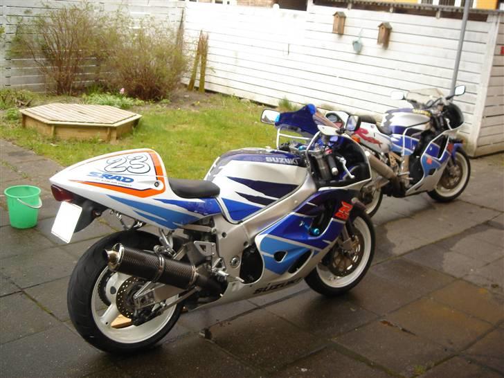 Suzuki gsx-r 750 srad - Ved siden af den gamle W. De er flotte begge to billede 3
