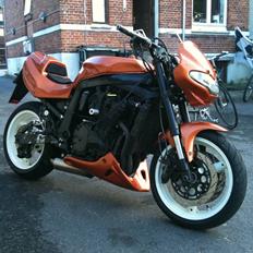 Suzuki gsxr 750 streetfighter