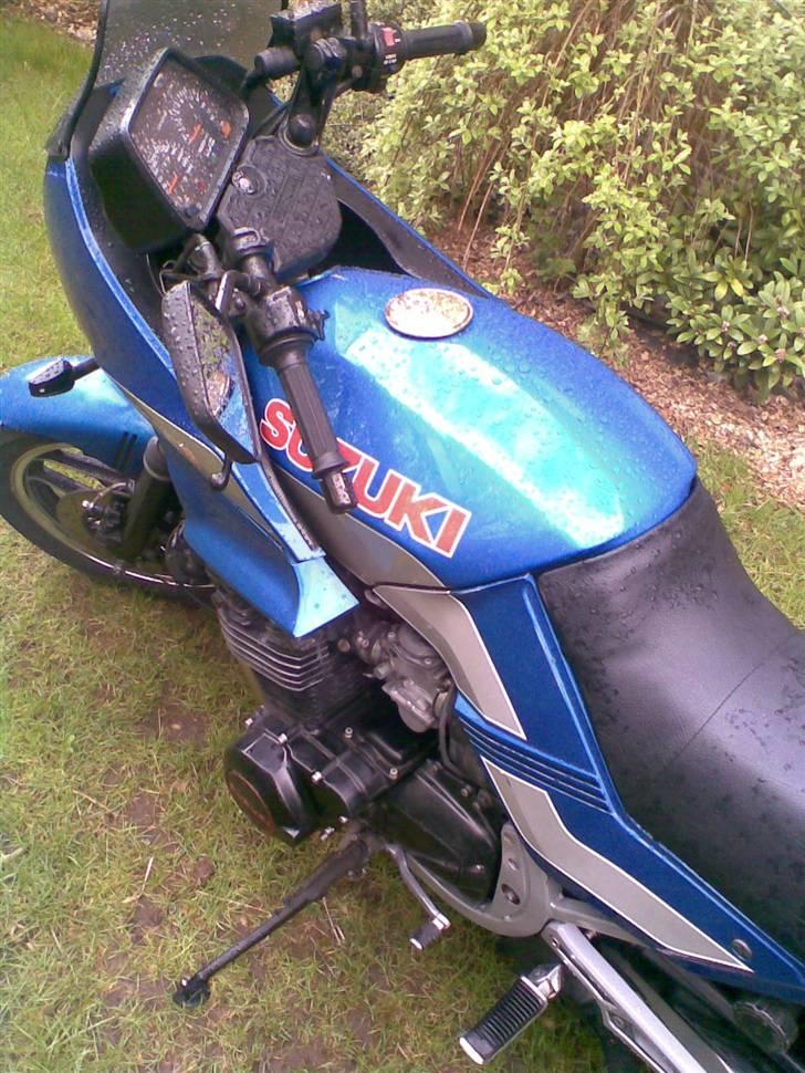 Suzuki GSX 750ES [DØDT LEJE] - Pudset, og står i regnen hos svigermekaniken. Blev nødt til at tage nogle billeder når nu den absolut skulle pines i regnen. billede 7
