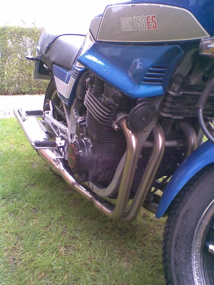 Suzuki GSX 750ES [DØDT LEJE] - Pudset, og står i regnen hos svigermekaniken. Blev nødt til at tage nogle billeder når nu den absolut skulle pines i regnen. billede 8