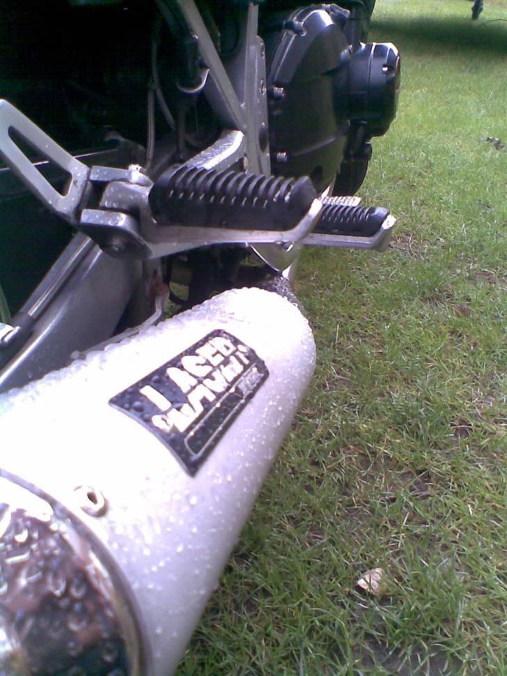 Suzuki GSX 750ES [DØDT LEJE] - Pudset, og står i regnen hos svigermekaniken. Blev nødt til at tage nogle billeder når nu den absolut skulle pines i regnen. billede 9