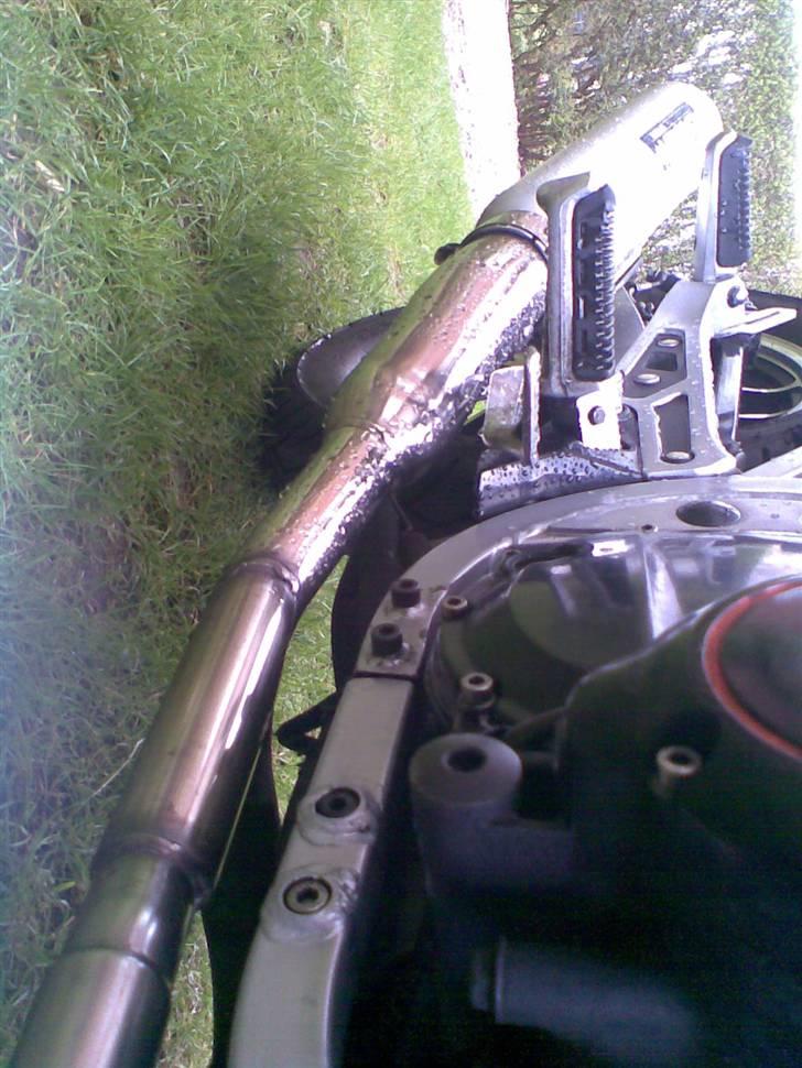 Suzuki GSX 750ES [DØDT LEJE] - Pudset, og står i regnen hos svigermekaniken. Blev nødt til at tage nogle billeder når nu den absolut skulle pines i regnen. billede 10