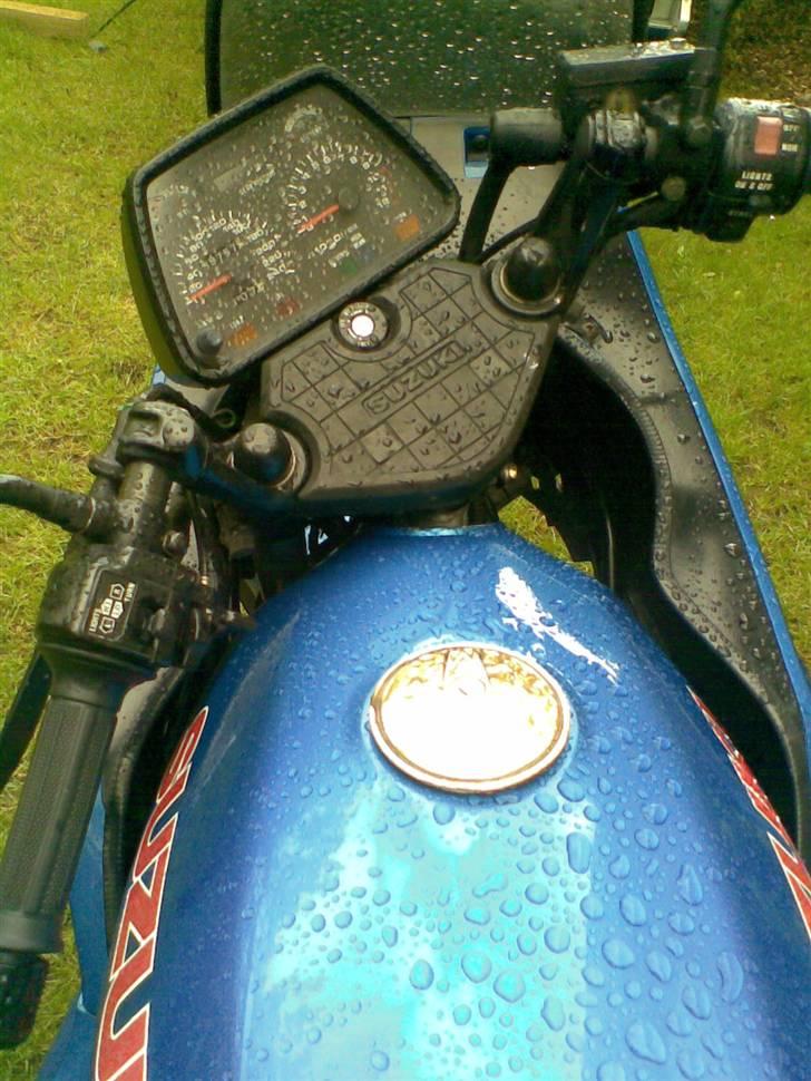 Suzuki GSX 750ES [DØDT LEJE] - Pudset, og står i regnen hos svigermekaniken. Blev nødt til at tage nogle billeder når nu den absolut skulle pines i regnen. billede 11
