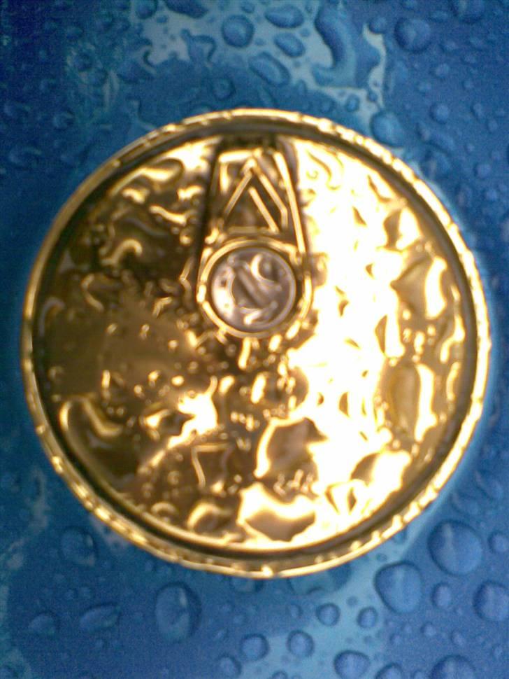 Suzuki GSX 750ES [DØDT LEJE] - Jep, og dækslet har ikke godt af regn hvis den ikke får en gang voks inden det regner, eller bliver den sort igen. billede 12