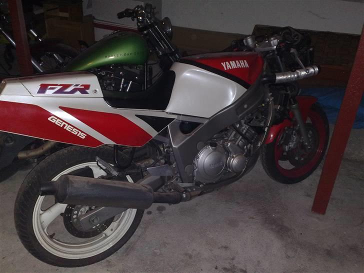 Yamaha FZR 600 billede 1