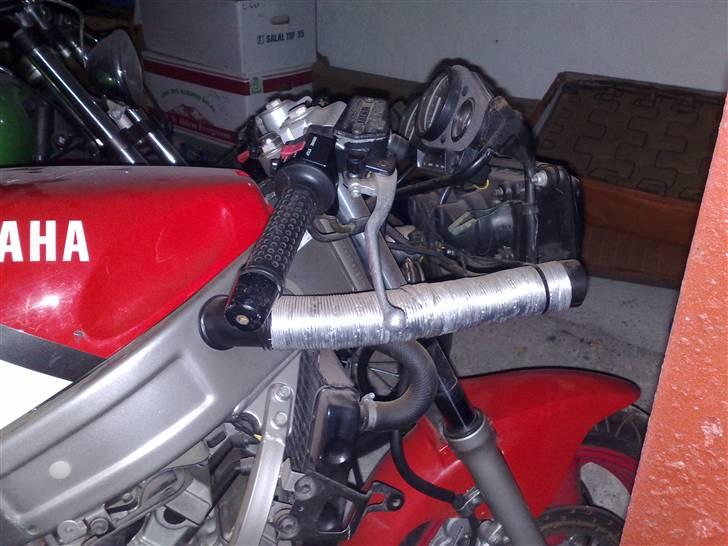 Yamaha FZR 600 billede 3