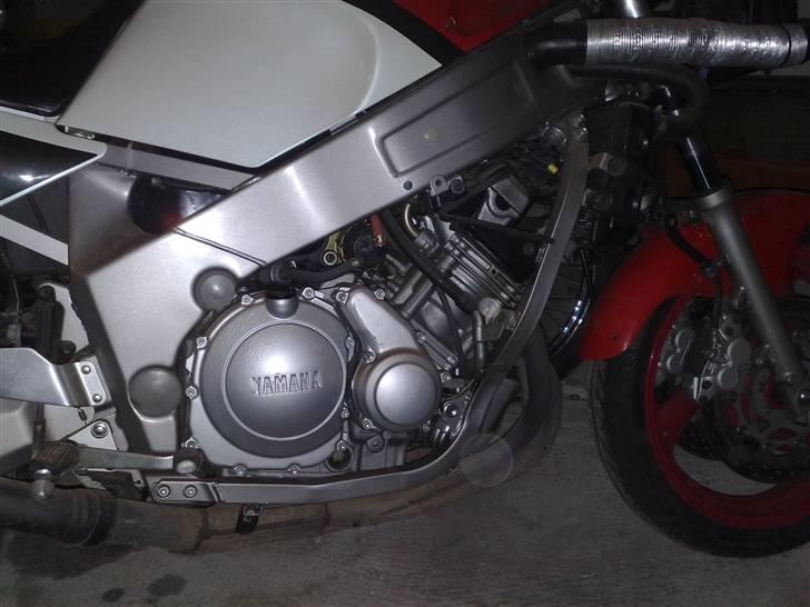 Yamaha FZR 600 billede 9