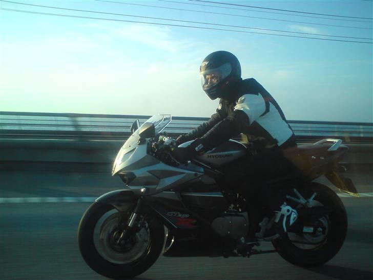 Hyosung GT250R - På vej over storebælt på lavbroen. En ret fantastisk forårsaften ! billede 2