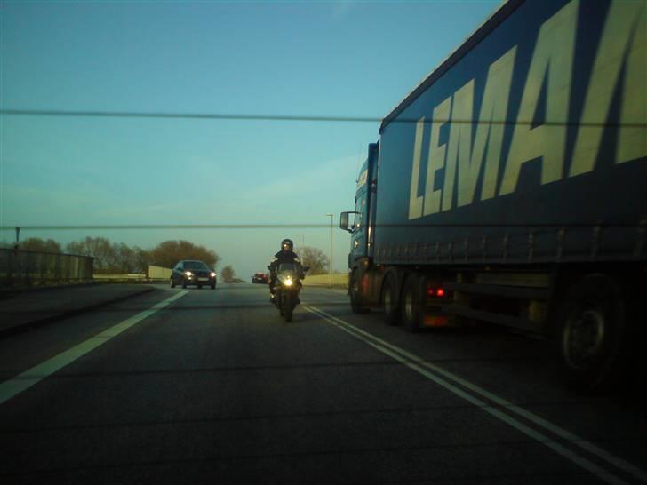 Hyosung GT250R - Også på vej "over storebælt" bare i Nyborg :) billede 3