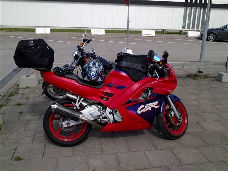 Honda CBR 600 F **SOLGT** - Billede af min taske, som er monteret på samme måde som en topboks billede 6