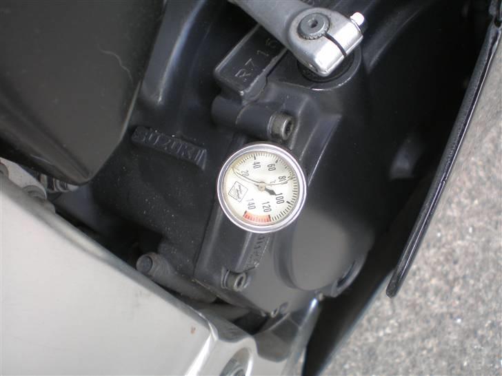 Suzuki GSXR 750 - Olietemperatur kan aflæses her. billede 11