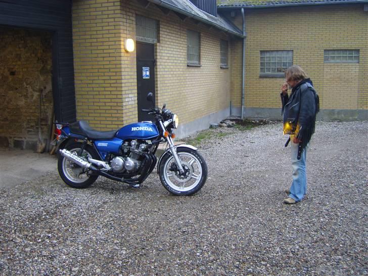 Honda Cb750kz - min far, der lige har haft sin første tur på cyklen efter 7års ventetid..  billede 6