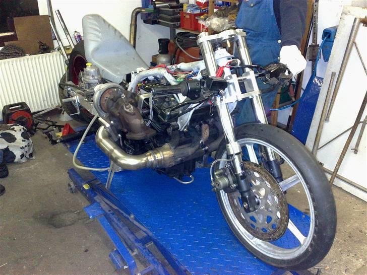 Kawasaki gpz 9oo - Stadig på liften, men klar til opstart. billede 2