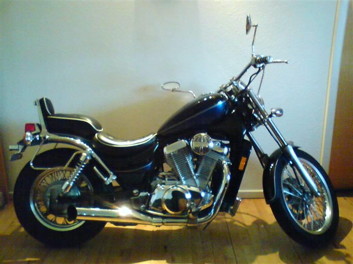 Suzuki VS 750 **Byttet væk** - Den er for god til garagen, ville squ heller ikke selv bryde mig om at sove derude, selvom det er opvarmet billede 1