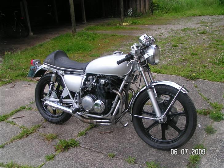 Honda cb500four - sådan ser den ud nu, efter den er blevet lavet færdig, ikke så nemt at finde dele til sådan en mere.. men det lykkes.. billede 7