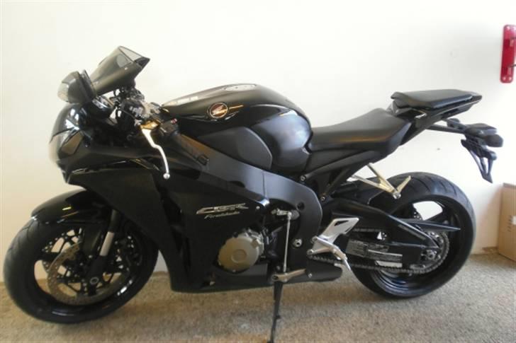 Honda CBR 1000RR - På billedet kun med sædeskal og Yoshimura.. Carbon undertray, blink og bikestands er på vej fra Italien! billede 1