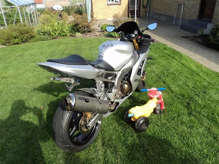 Kawasaki Zx-r 636 Ninja - Sønnen der lige mente at hans lille motorcykel os lige skulle med:-) billede 2