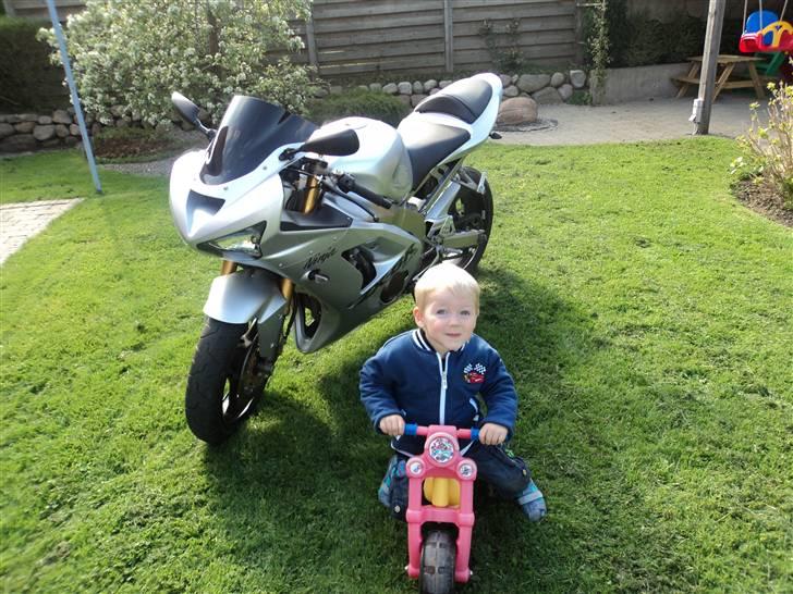 Kawasaki Zx-r 636 Ninja - Knægten på hans mc sammen med fars:-) billede 3