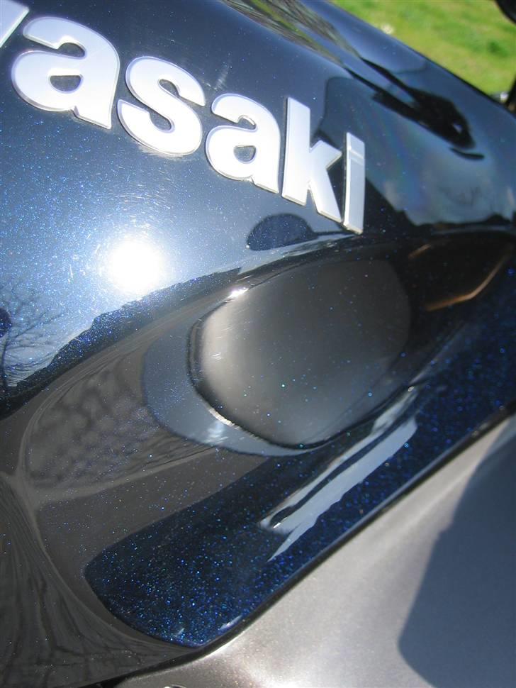 Kawasaki ZX12R Ninja - Her ses det tydeligt at farven rent faktisk er dyb blå og ikke sort - det er jo ikke nogen blackbird! billede 12
