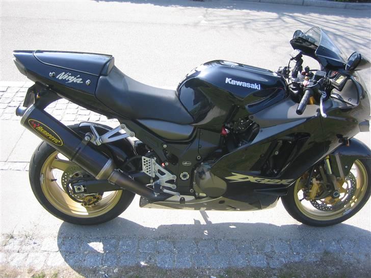 Kawasaki ZX12R Ninja - Her ses så det nye Akrapovic full system monteret. Tror det er et race system men er fortsat ikke helt sikker så hvis nogen kan sige det med sikkerhed hører jeg gerne fra jer (se evt. flere billeder af delene i album). billede 13