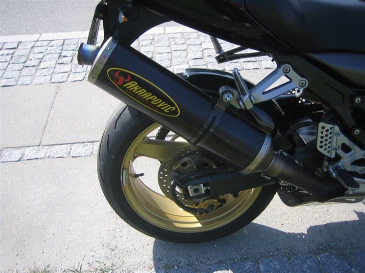 Kawasaki ZX12R Ninja - Endnu et billed af råberøret. Noget mere støjende end den bolton jeg havde monteret før. Tror jeg skal have fat i en db-killer, hvis den skal gennem Tyskland eller på bane. billede 14