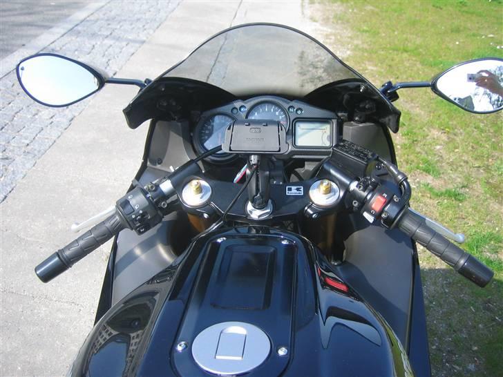 Kawasaki ZX12R Ninja - Kommandobroen. Her ses den hjemme monterede Tomtom holder monteret. Det fungerer bare kanon. Går og sysler lidt med tanken om et sæt raisers. Sad sgu bedre på min gamle CBR600. Har indkøbt et ekstra sæt styrstænger til projektet.  billede 15