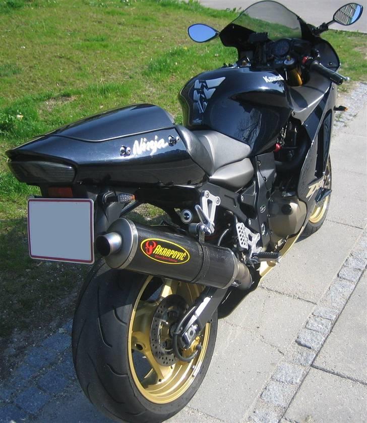 Kawasaki ZX12R Ninja - Her kan den nye mørktonede baglygte ses. Det er LED men lyset er ikke helt hvad jeg havde håbet. Der er indbygget blink i lygten men er ikke tilsluttet. billede 16