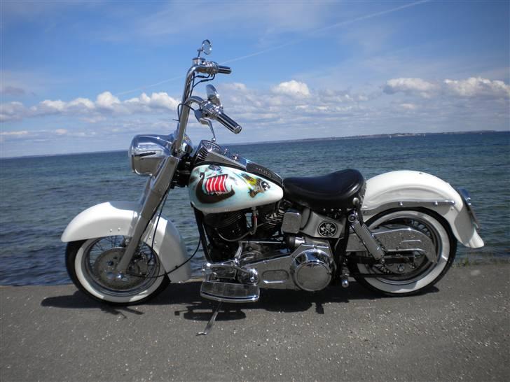 Harley Davidson FLH1200 Shovelhead - genopbygget efter uheldet, ny forgaffel, forhjul, bremsekaliber, styr, greb, primærside, fodplader, airbrush genmalet af Zuk igen og med nye dæk for egen regning.  billede 10