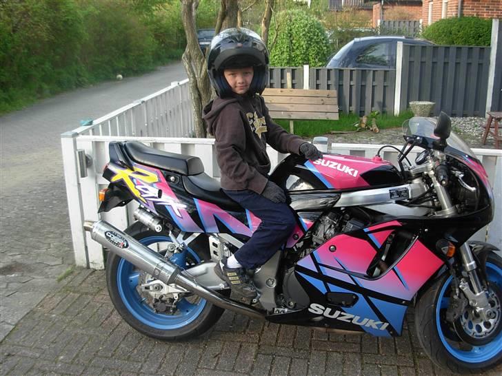 Suzuki GSX 750 R-W - Min søn drømmer om at overtage fars racer men han må vente 10 år(den stakkel) billede 1