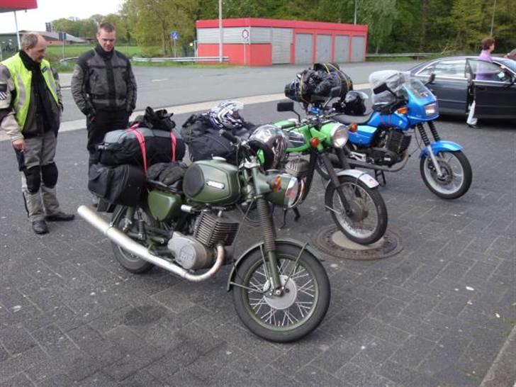 MZ TS 250/0 NVA replika - Tankstop på vej hjem fra Holland, Begge MZ´ere kom hjem i god behold. (selvfølgelig) billede 9