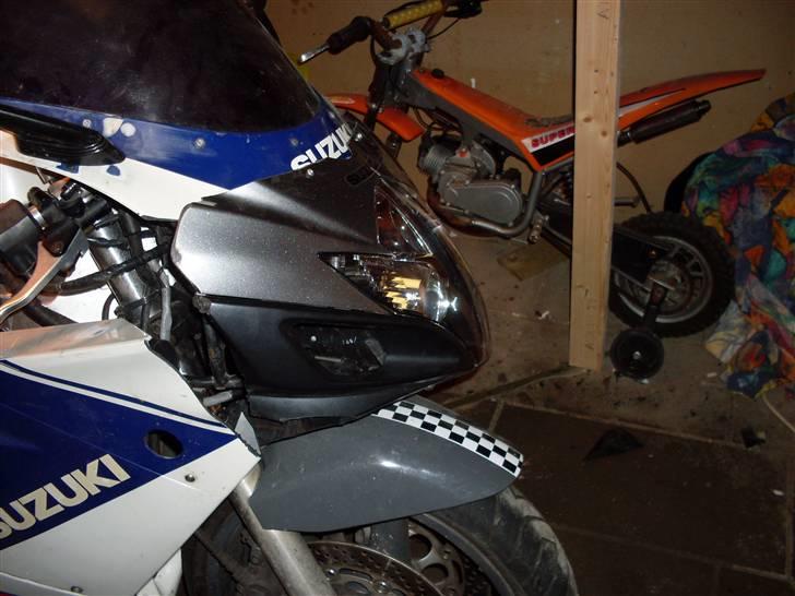 Suzuki gsxr 750 - sammensmeltning af original 89er front, men en front fra en K7er.. lidt af en opgave.. billede 10